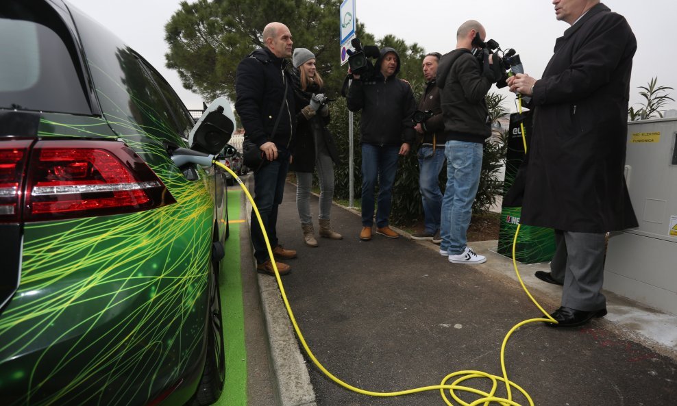 Punjenje električnog automobila