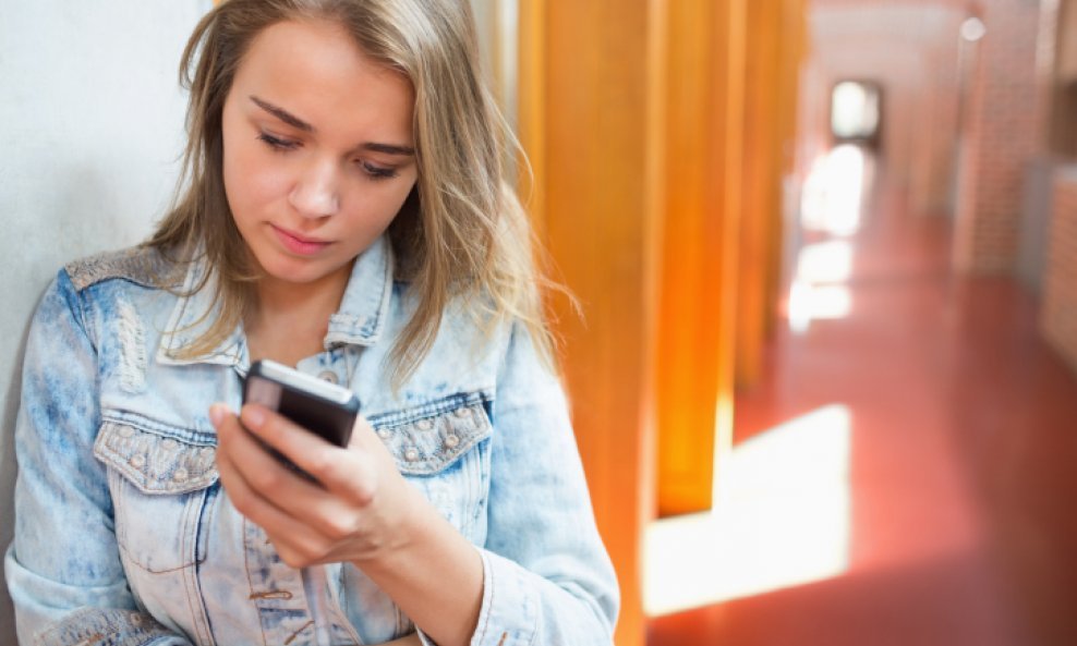 žena djevojka mobitel pametni telefon smartphone tipkanje SMS