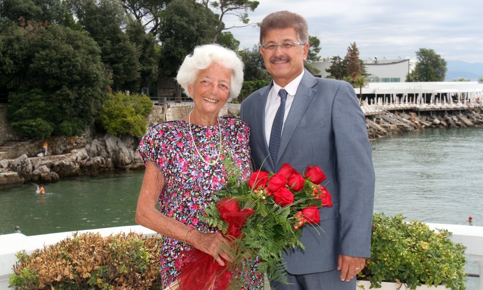 Gradonačelnik Opatije Ivo Dujmić i Marion Spiero, 93-godišnjakinja koja već 75 godina dolazi u Opatiju