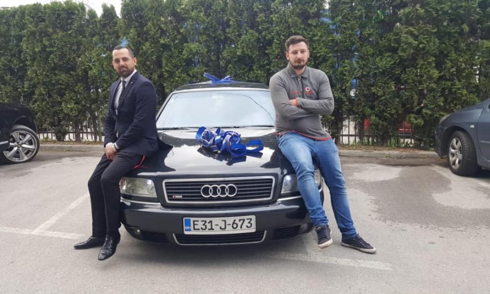 Šef obradovao radnika automobilom