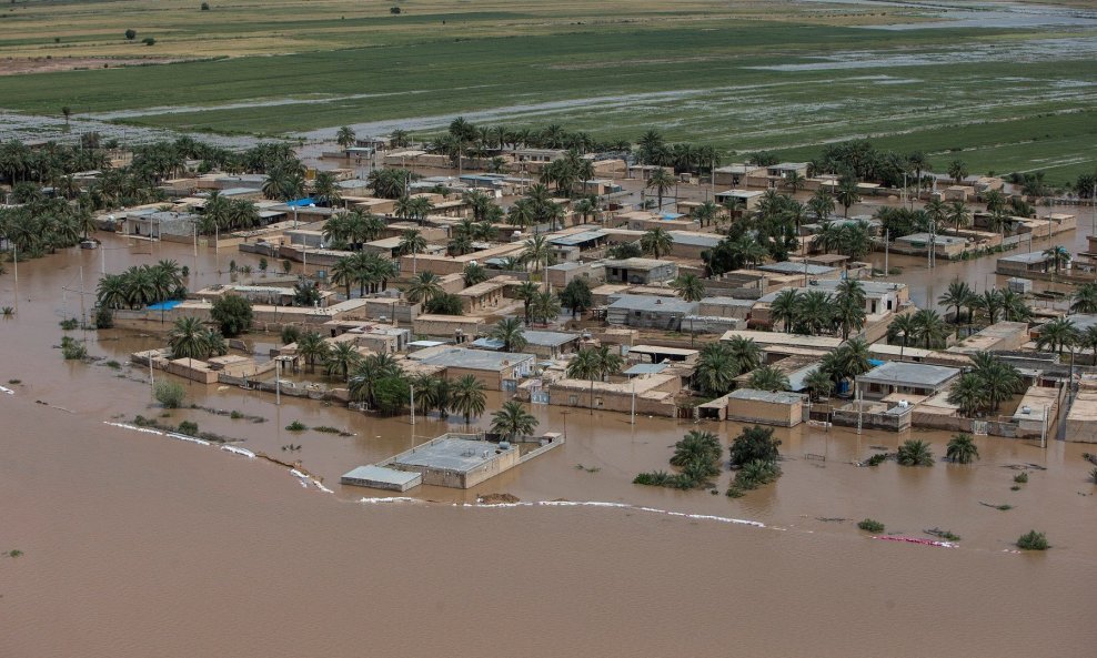 U posljednja tri dana u poplavama poginulo više od 70 ljudi.