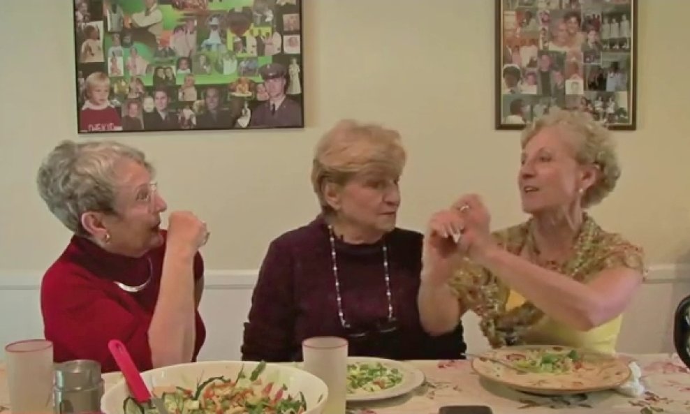 tri starice komentiraju snimku seksa