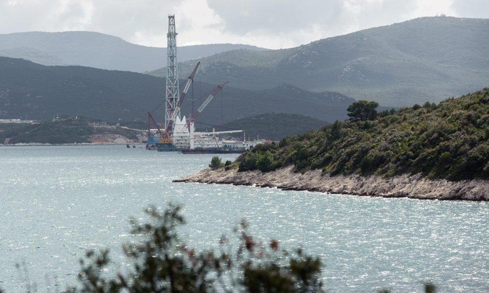 Postavljen je zadnji, ujedno najduži pilot na gradilištu Pelješkog mosta koji gradi kineska tvrtka China Road and Bridge Corporation i time je okončana prva faza gradnje. Gradilište mosta jutros su posjetili hrvatski i kineski premijer.