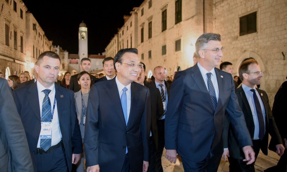 Multilateralni dio programa summita 16+1 započeo je večeras u Dubrovniku zajedničkim fotografiranjem šefova izaslanstava država srednje i istočne Europe i Kine na ulazu u Grad. Uzvanici su nakon fotografiranja krenuli u Knežev dvor na večeru.