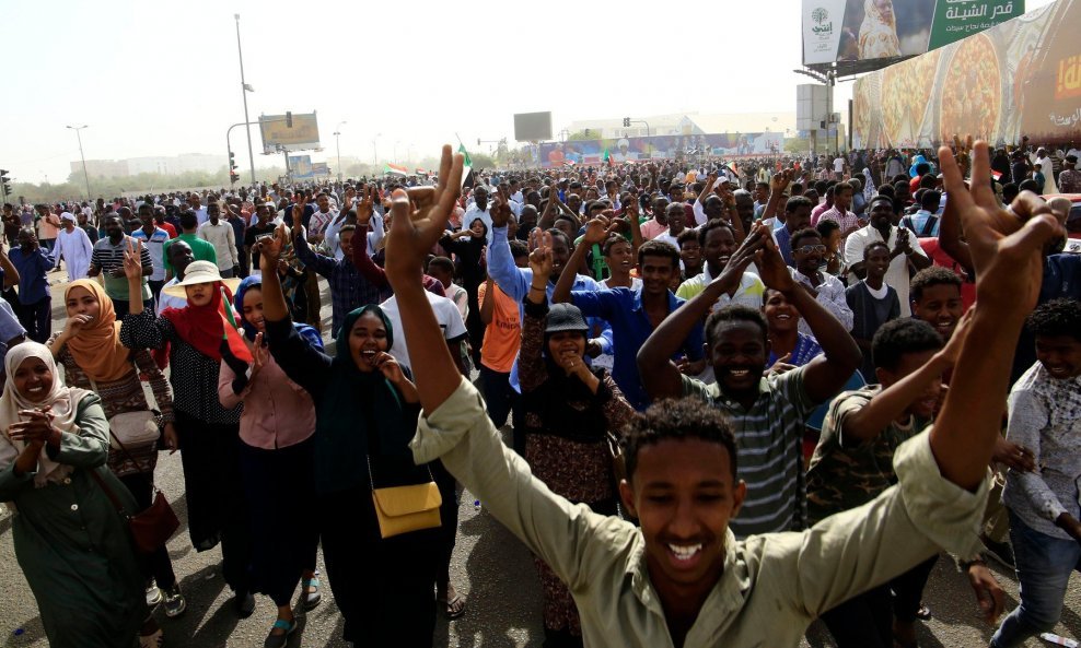 Sudanci slave nakon svgravanja predsjednika