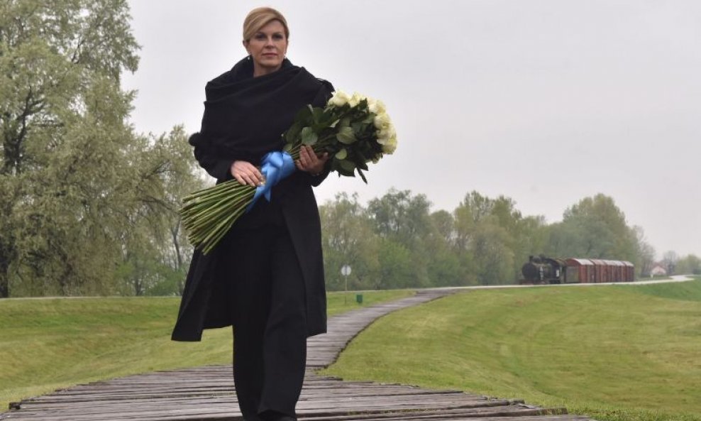 Predsjednica Kolinda Grabar Kitarović dan uoči službene komemoracije posjetila Spomen područje Jasenovac i ispod spomenika položila buket bijelih ruža. Jasenovac 13. travnja 2019.