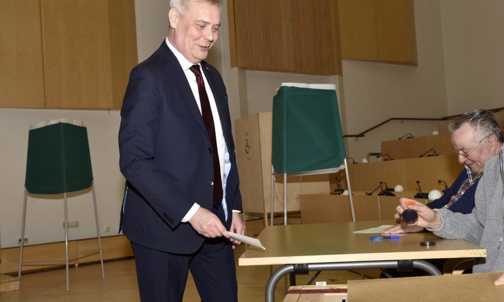 Predsjednik finske Socijaldemokratske stranke i kandidat na parlamentarnim izborima Antti Rinne glasa na parlamentarnim izborima u Mäntsäläi, 14. travnja 2019.