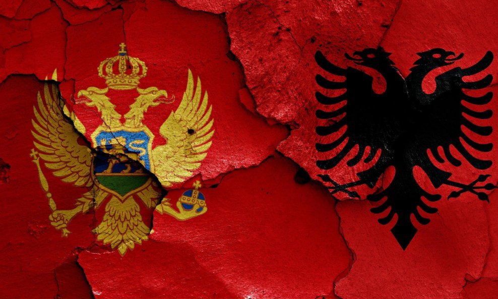 Crnogorska i albanska zastava