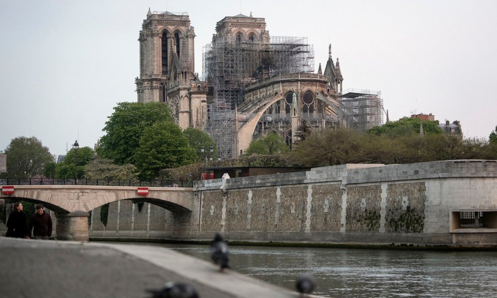 Kamera bi mogla otkriti uzrok požara na crkvi Notre-Dame