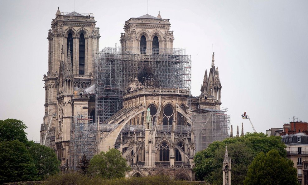 Vatra, koja je u pariškoj katedrali buknula u ponedjeljak u ranim večernjim satima, brzo se razbuktala te je prvo izgorio toranj, koji se potom srušio, a ubrzo i cijeli krov. Jutro nakon katastrofalnog požara otrkilo je razmjere neprocjenjive štete.