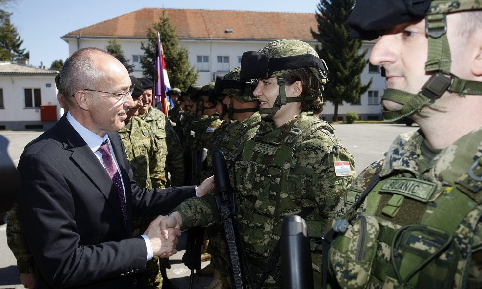 Ministar obrane Damir Krstičević u bjelovarskoj vojarni Bilogora