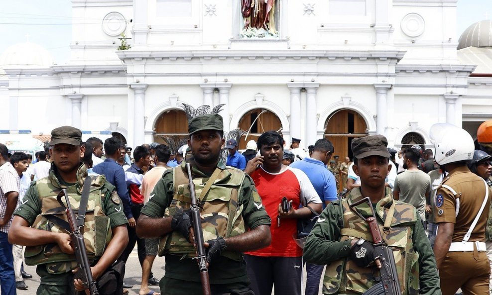 Snage sigurnosti na mjestu terorističkog napada u Šri Lanci