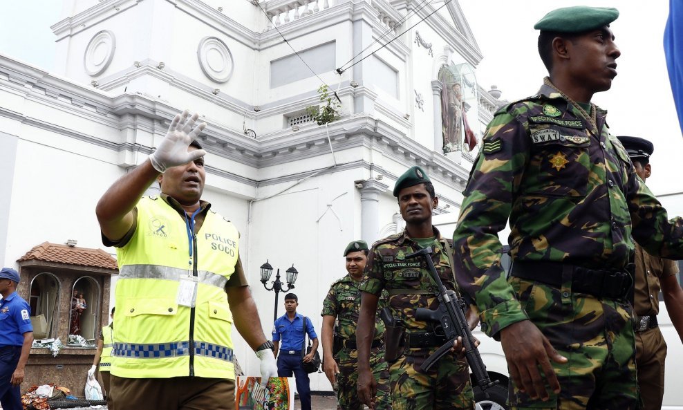 U terorističkim napadima na Šri Lanki poginulo je više od 300 osoba