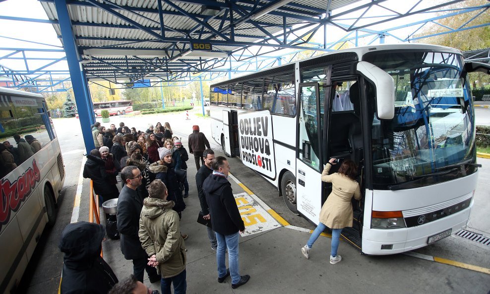 Kreativci za bolje sutra poslali duhove prošlosti autobusom van Hrvatske / Arhiva