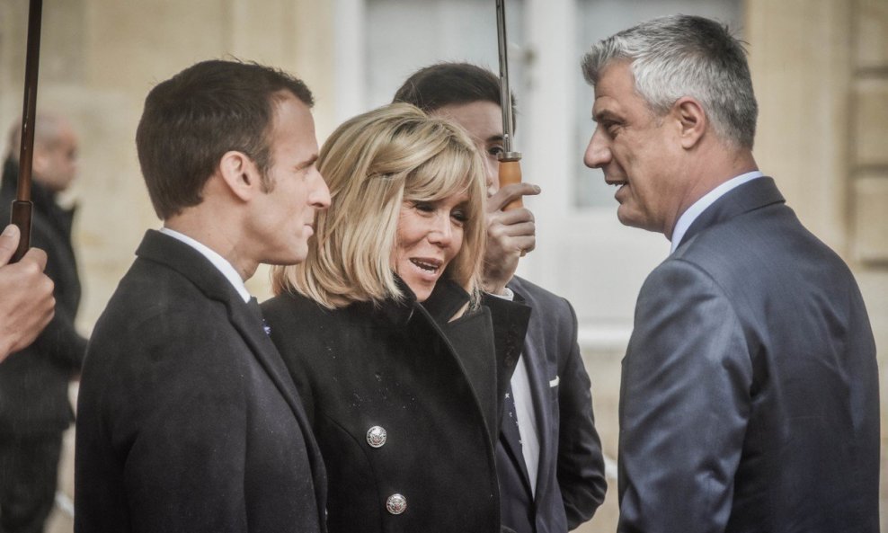 Francuski predsjednik Macron u pratnji supruge Brigitte i kosovski predsjednik HashimThaçi
