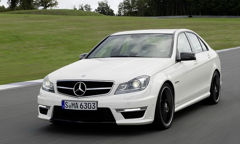 01-2012-mercedes-benz-c63-leak