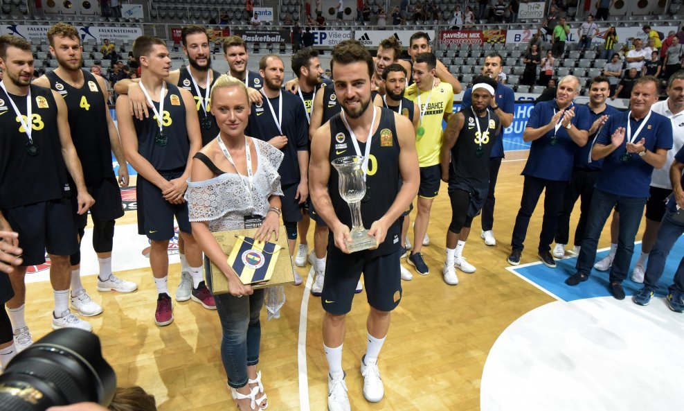 Fenerbahče - pobjednik 5. Zadar Basketball Tournamenta u društvu organizatorice turnira Zdenka Zrilić