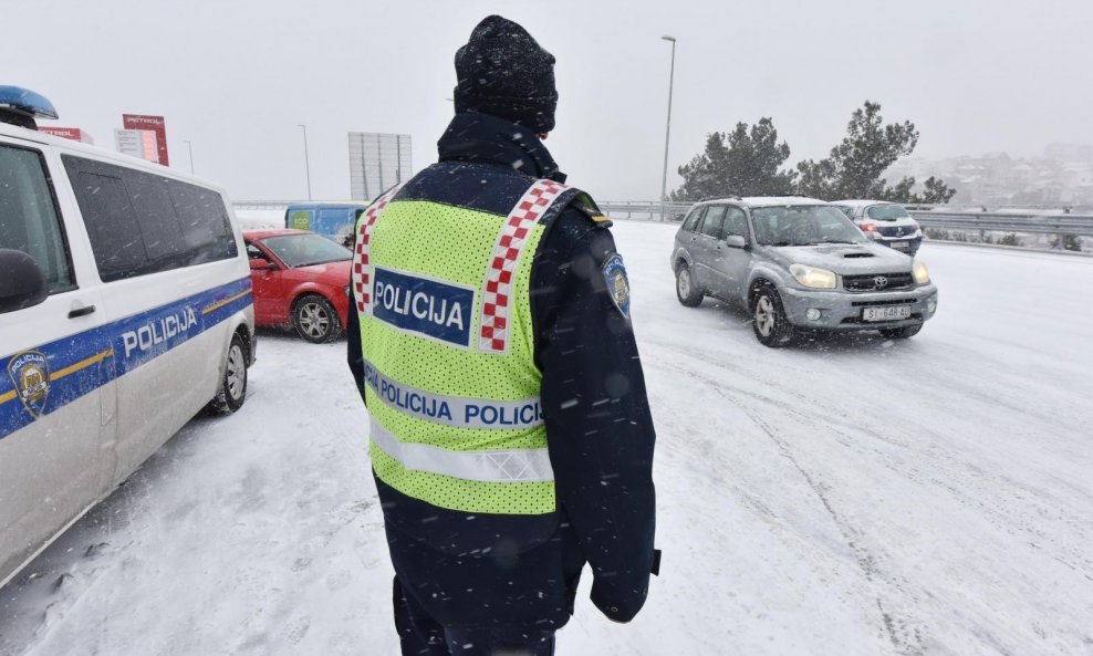 Prometna policija vas ima pravo isključiti iz prometa ako nemate propisanu zimsku opremu bez obzira na doba godine
