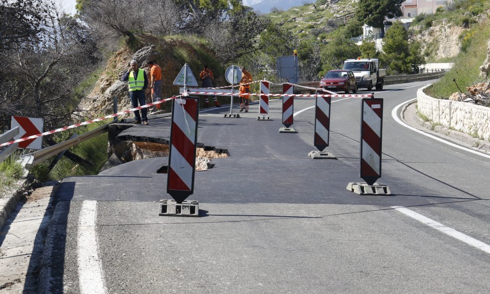 Odron na Jadranskoj magistrali (D8) u mjestu Podgora kod Makarske