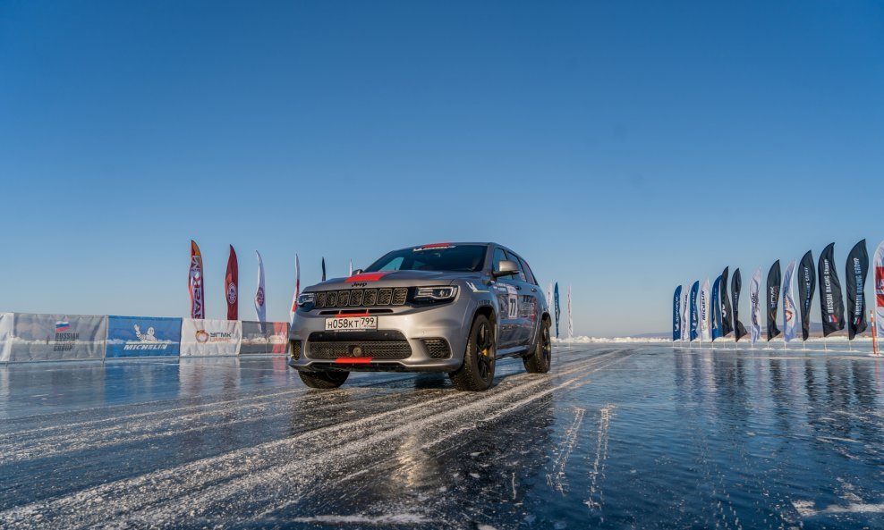 Jeep Grand Cherokee Trackhawk na Bajkalskom jezeru postigao je brzinu od 280 km/h