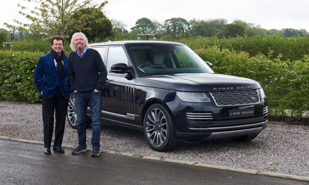 Range Rover Astronaut Edition i Sir Richard Branson (desno) s Gerryjem McGovernom, glavnim voditeljem dizajna u Land Roveru