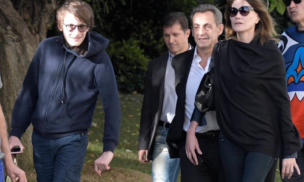 Aurelien Enthoven, Nicolas Sarkozy i Carla Bruni u šetnji parkom 2017.