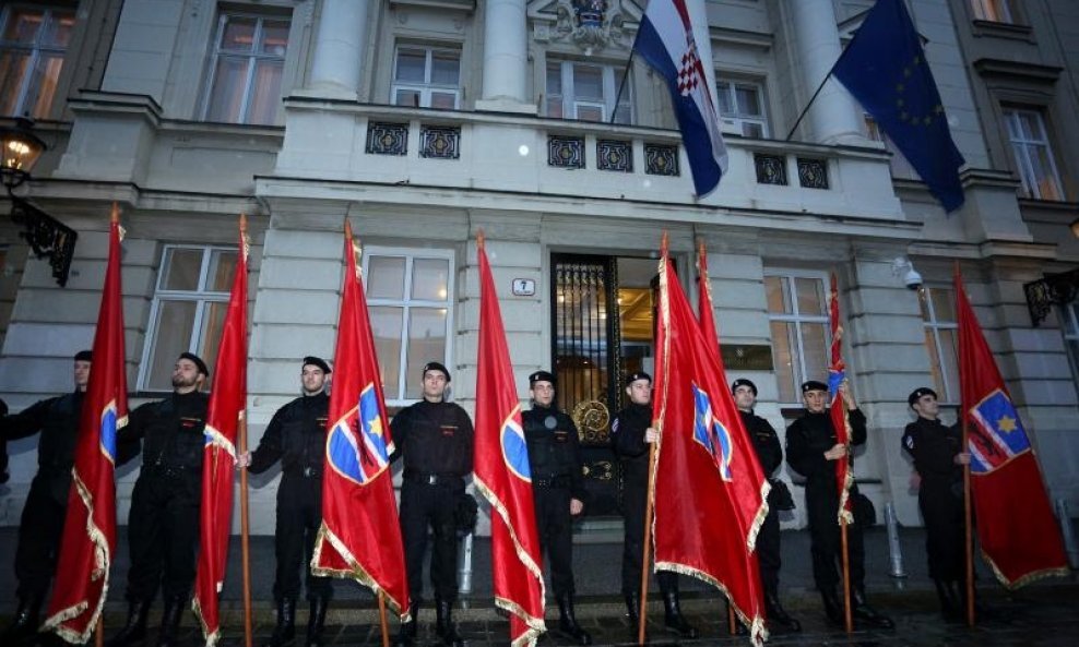 Postrojavanje Slavonske sokolske garde ispred zgrade Sabora (6)