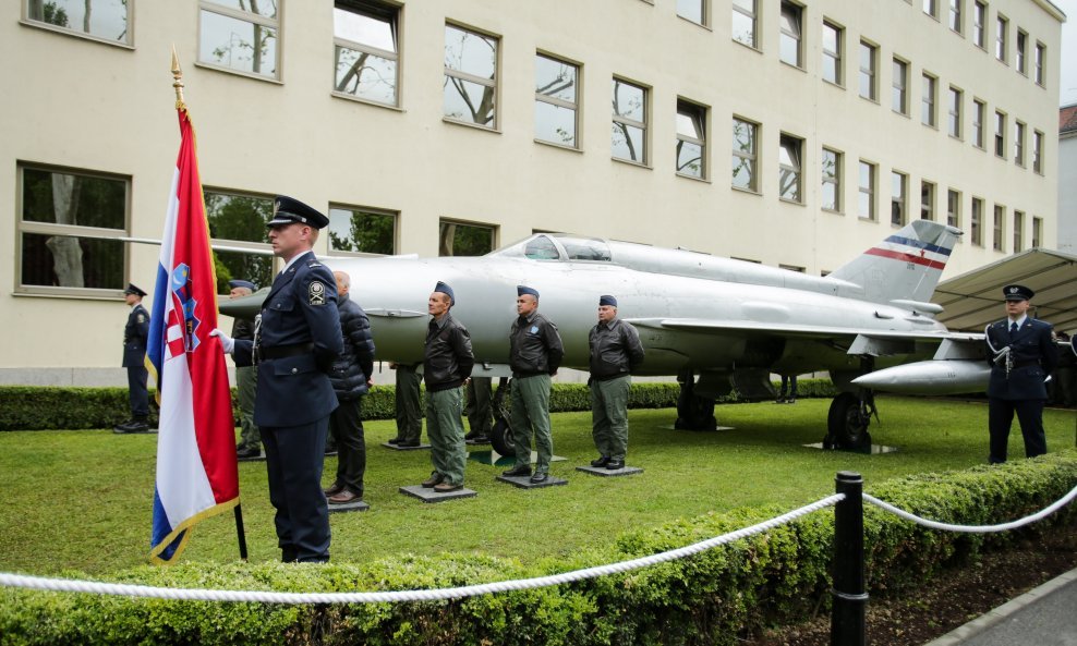 Svečano predstavljanje Perešinova MiG-a 21 ispred zgrade MORH-a