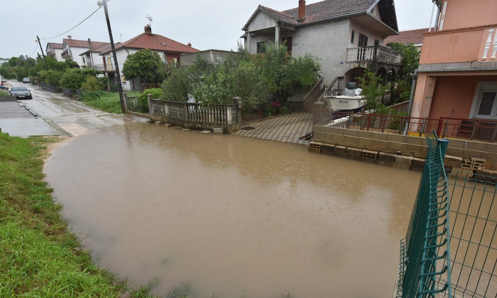 Kiše uzrokouju teškoće stanarima Basaričekove ulice u Zadru