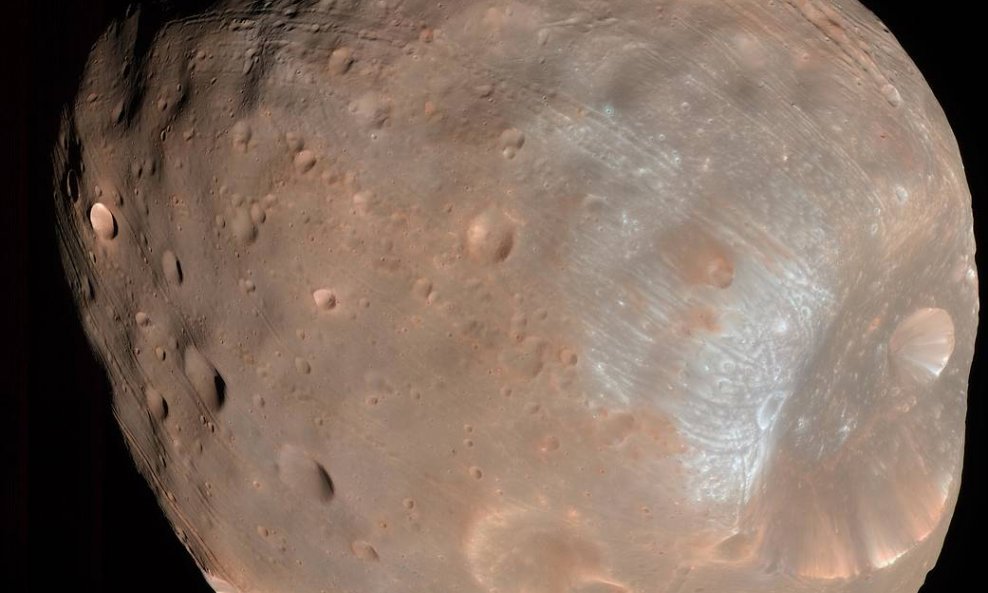 Fobos, jedan od dva Marsova satelita koji intrigiraju znanstvenike