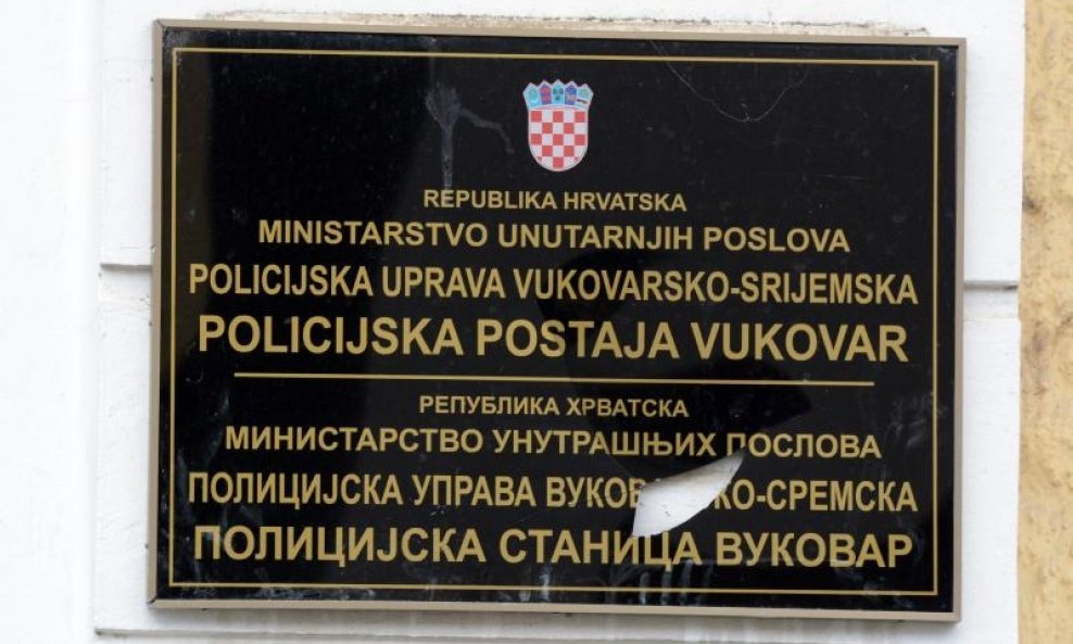 dvojezična ploča u vukovaru