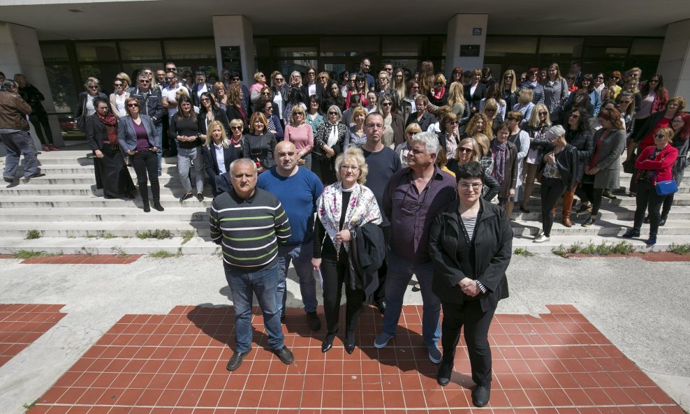 Prosvjednici ispred Županijskoga suda u Splitu