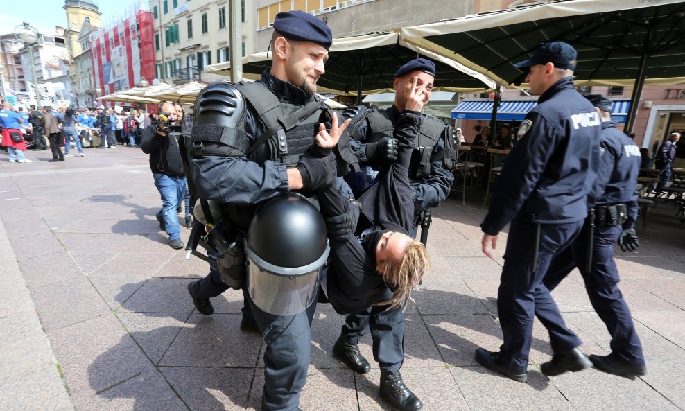 Policija privela prosvjednike koji su ometali Hod za život