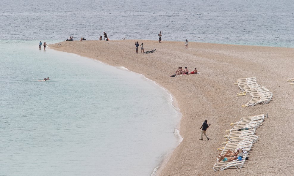 Zbog kiše i vjetra hrvatskim plažama šeću se tek rijetki turisti