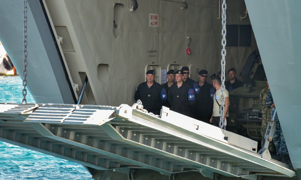 Iskrcavanje snaga s broda HRM-a u Zadru