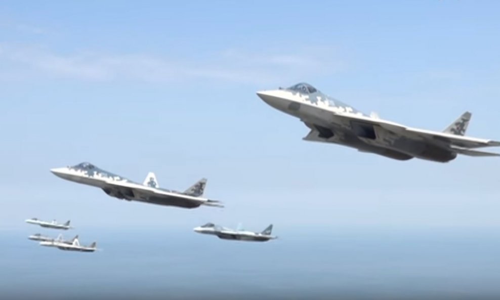 Avioni Su-57 u pratnji predsjedničkog zrakoplova Vladimira Putina
