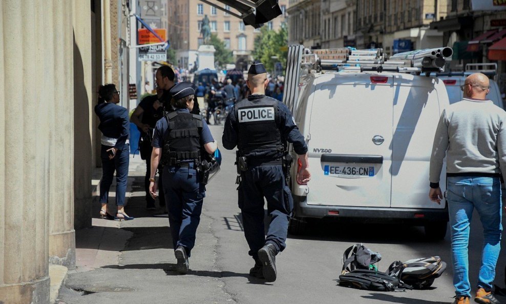 Policija u Lyonu patrolira ulicom Victor Hugo 25. svibnja 2019. dan nakon bombaškog napada u središtu tog francuskog grada