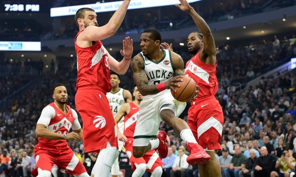 Marc Gasol (33), Eric Bledsoe (u sredini) i Kawhi Leonard (2)