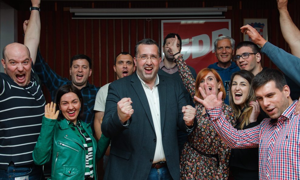 Splitski SDP-ovci na čelu s predsjednikom Goranom Koturom slave pobjedu u gradu pod Marjanom