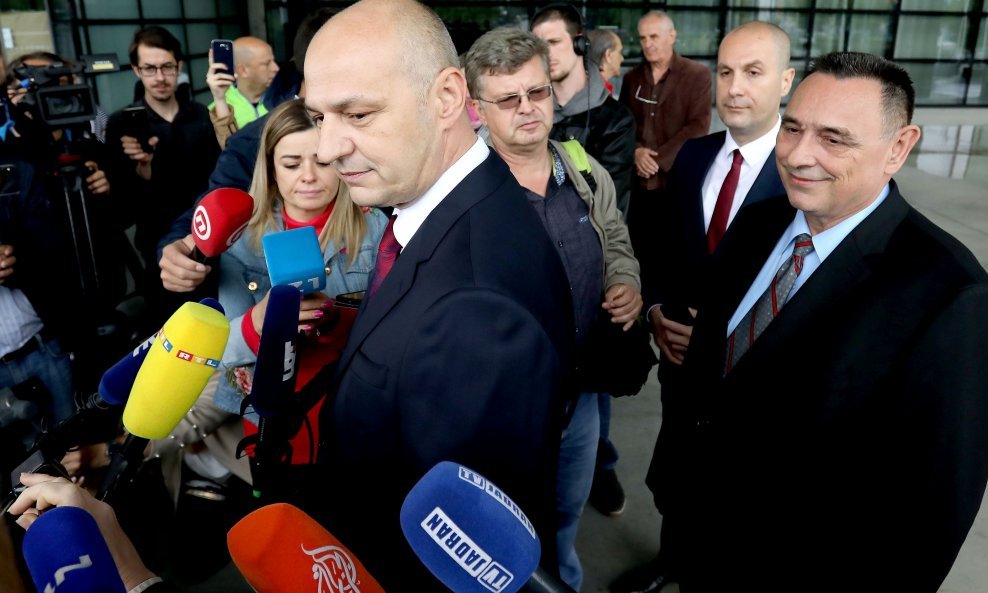 Mislav Kolakušić, Davor Banović i Igor Ćutuk s novinarima