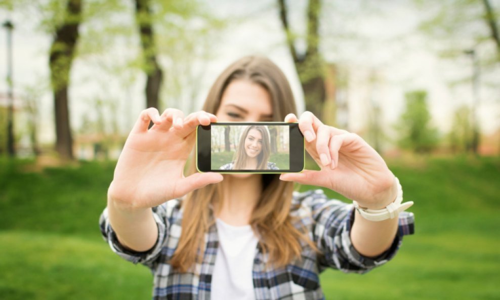 žena djevojka mobitel pametni telefon selfie