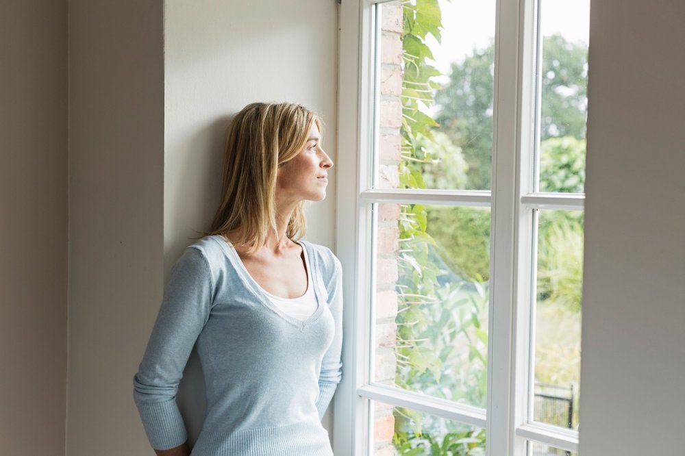 Мужчина и холодильник фото дорогая где кетчуп. Inside looking out. Мишка на окно. Медведь на окно. Inside looking out.