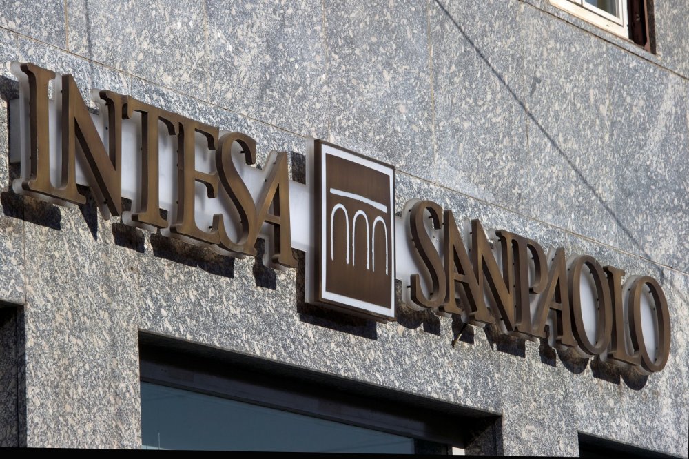 Intesa sanpaolo. Интеза Санпаоло. Фотография Sanpaolo. Банк Интеза лого.