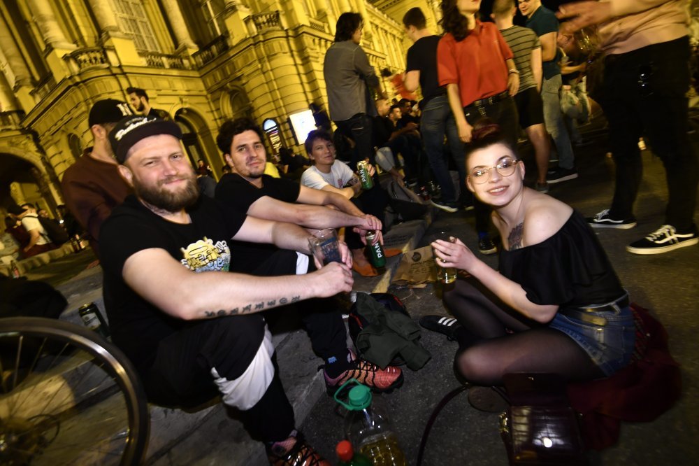 Zagreb: Veliki broj mladih na uličnom tulumu ispred HNK