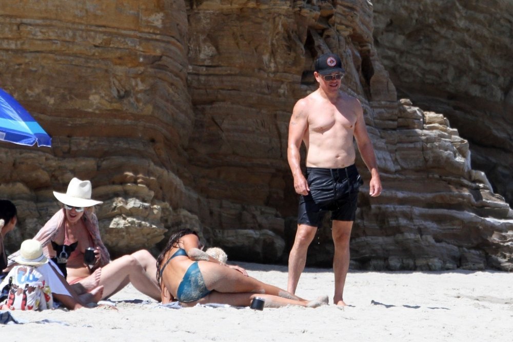 Luciana Barroso i Matt Damon na plaži