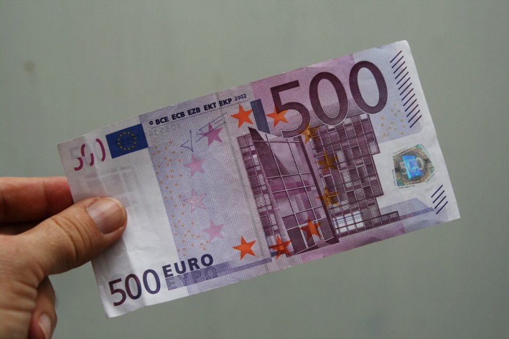Большая купюра евро. Купюра 500 евро. 500 Евро нового образца. Банкноты евро 500. 500 Евро настоящие.