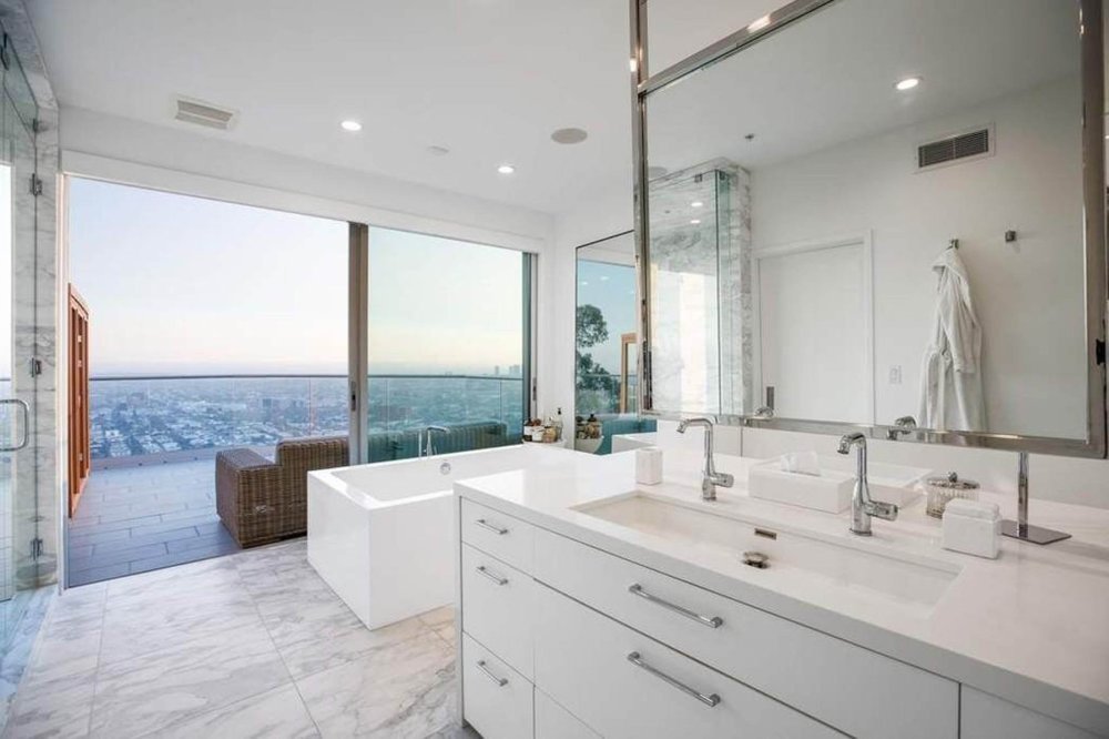 Dom Nicole Scherzinger