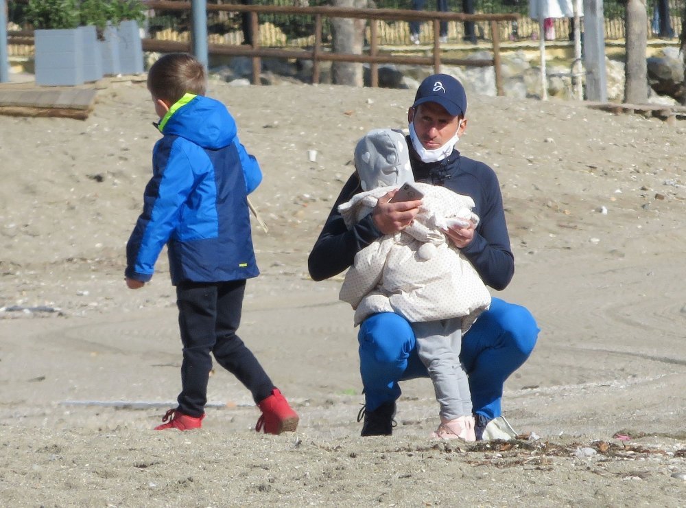 Jelena i Novak Đoković s djecom uživaju na plaži u Marbelli