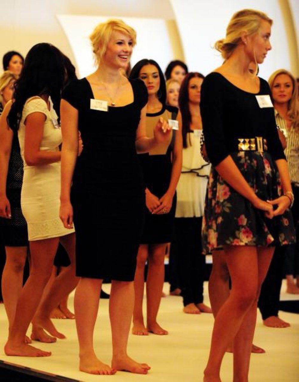 Britanske ljepotice pripremaju se za Miss Engleske 01