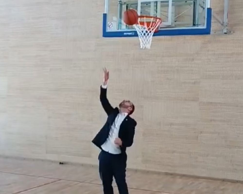 Pogledajte kako gradonačelnik Tomašević igra košarku - tportal